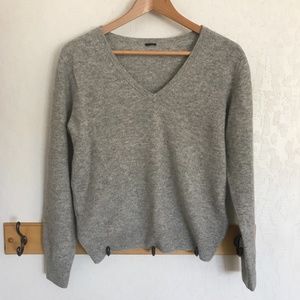 Nadaam Cashmere V-Neck Sweater, Light Grey, Size Small